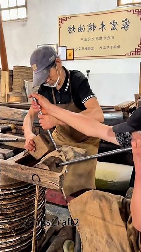 The cake is pressed tightly and the traditional wooden press retains the original fragrance.