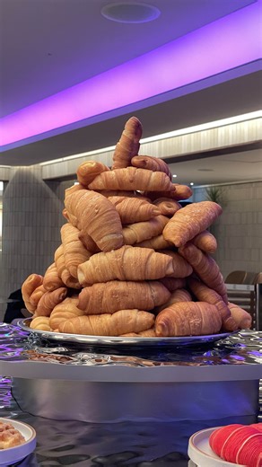 Tastemade Indonesia on Instagram: "Telah dibuka outlet terbaru Bakerman @bakerman.id di Plaza Indonesia @plazaindonesia ‼️ Dengan konsep baru yaitu memperkenalkan konsep ruang terbuka (open concept) yang memungkinkan kamu menyaksikan langsung craftsmanship dan dedikasi di balik setiap handcrafted pastry. Membuat pengalaman kamu menjadi lebih hangat dan lebih personal. Bakerman menghadirkan: 🥐Croissant Salt Bread sebagai menu highlight yang wajib dicoba. Pilihan menu savory yang kaya rasa sepert