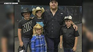 Country singer Luke Combs surprises young fans in Maine