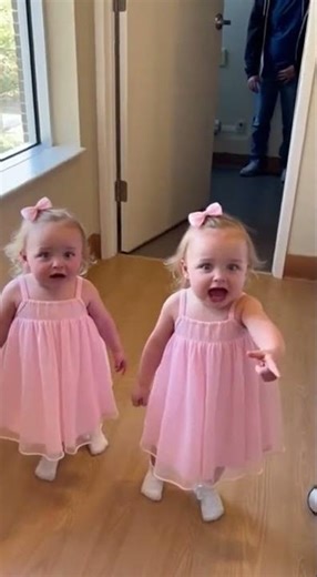 Twin Girls’ First Time Seeing a Newborn 😭🥹👶❤️mp4