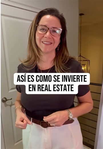 ¿Comprar tu primera casa para VIVIR en ella? 🛑 ¡Piénsalo dos veces! La estrategia que los inversionistas en bienes raíces utilizan no es la tradicional. 🏠💡 Muchos creen que el sueño es pagar su propia hipoteca, pero la decisión financiera más inteligente suele ser comprar, alquilar y apalancar. Haz que tu propiedad trabaje para ti. 💸 Cuando compras para rentar, activas 3 fuentes de riqueza: 💵 Cash Flow: El flujo de caja positivo mensual tras cubrir los gastos. 📈 Apreciación (Plusvalía): Tu