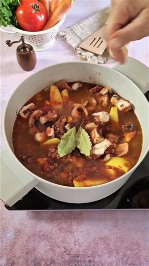 Χταπόδι κατσαρόλας κοκκινιστό με πατάτες & καρότα #octopus #seafoodrecipe #foodvideo #videorecipes