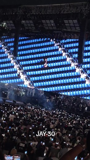 Jaÿ-30 - He cut his hair 🙌🏾🙌🏾 #jayz #yankeestadium #concerts #brooklynsfinest #rapper