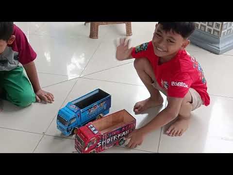 Playing with a miniature rolling truck #miniaturerollingtruck #rollingtruck