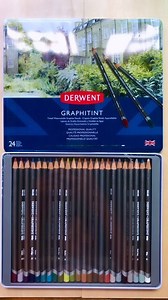 We know how fun it is to play with swatches! Derwent Graphitint water-soluble pencils transfer pigment to paper and create beautiful washes when activated with water. And here's a fun fact - these pencils can even be used on primed fabric and cotton canvas with impressive results! 🧑‍🎨 Artist: @oxladesfortitudevalley #DerwentGraphitint #WaterColourPencils #VibrantArt #KeepDiscovering | Derwent Art