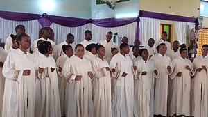 🎥 MWIMBIENI BWANA WIMBO MPYA- UKWAKATA DEKANIA YA MAKUBURI Karibu utazame na kusikiliza Wimbo "Mwimbieni Bwana wimbo mpya" ulioimbwa na kwaya ya Mtakatifu Theresia wa Mtoto Yesu - Parokia ya Mtakatifu Theresia wa Mtoto Yesu Nzasa, Jimbo Kuu la Dar es Salaam Wimbo huu umeimbwa kwenye Tamasha la Dekania ya Makuburi lililofanyika Parokia ya Mtakatifu Maria Salome Khana, Jimboni humo. . . www.radiomaria.co.tz #Jubilei2025 #Mahujajikatikamatumaini #KapuLaMama2025MamaWaMatumaini | Radio Maria Tanzani