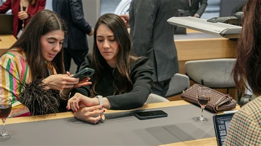 "Si l’on regarde les 50 dernières années, l’horlogerie suisse est une survivante": malgré les droits de douane, l’explosion de l’or et le fait qu’on en ait plus besoin pour lire l’heure, les horlogers restent étonnamment confiants