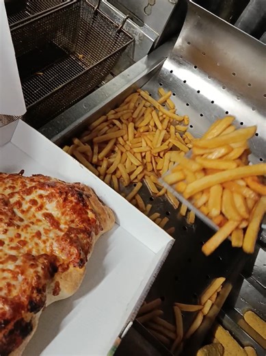 pov you are working on busy Tuesdays while most of them are quite only in UK pizza shop takeaway up north east Yorkshire England #pizzamaster #fyp #deliciousfood #busylife #workworkworkworkwork