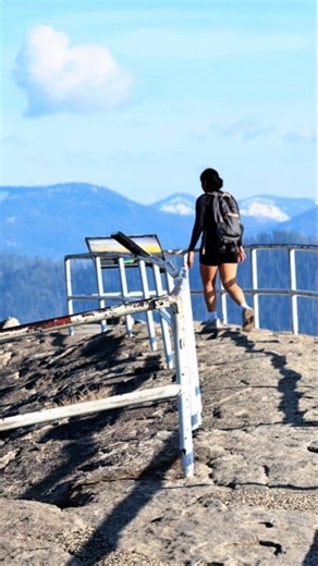 📍Moro Rock en Sequoia National Park en California, es un increíble lugar que debes visitar si o si en este hermoso Parque National. #sequoia #sequoianationalpark #mororock #hiking #adventure #nature #explore #roadtrip #travelusa #traveltok #elviajedekarla #verano #summer #lugaresparavisitar #california | Karla Castillo