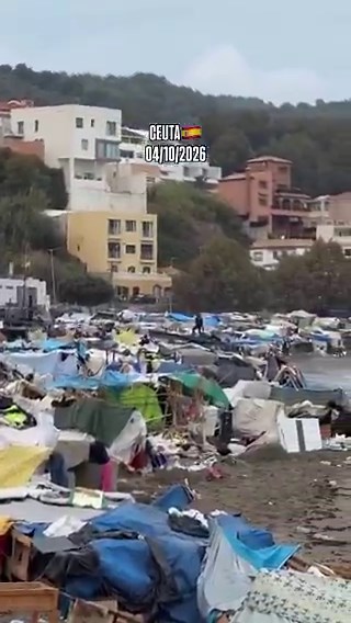 Maquinaria pesada desmantela por fin el gigantesco campamento ilegal de la Playa del Trampolín en Ceuta.Después de dos meses de invasión, basura y miedo entre los vecinos, ahora intentan arreglarlo. Demasiado tarde. Los ceutíes ya han pagado el precio de una frontera