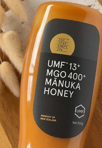 Our 400 MGO Mānuka Honey Squeezy comes straight from untouched New Zealand mānuka forests—rich in natural antibacterial properties and sought after for its powerful support in daily wellbeing. 💪🍯 Why do so many swear by Mānuka? Because it’s more than just honey—it’s a daily ritual that can help you feel your best, naturally. With 100 servings in one easy-to-use bottle, it’s as convenient as it is delicious. So tell us… how do you use your Mānuka honey to support your immunity? Comment below—we