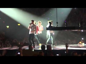 One Direction- Niall saves Louis from nearly getting crushed