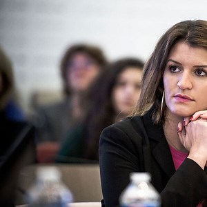 Marlène Schiappa : victime de remarques sexistes sur son décolleté, la secrétaire d'État pousse un coup de gueule sur Twitter - Télé 2 Semaines