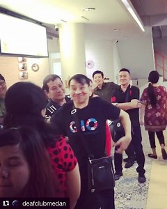 This is the sign language version of the “phone game”. This is in Indonesia, but this is played everywhere and you just need facial expressions, body language, and throw in some depiction signs (classifiers), and one can play this game. It’s hilarious to see where the shift changed a panda into a monkey! This is a popular game with both the deaf & hearing, new and native singers alike! #phonegameinsigning #askmewhyisign #whyisign #Repost @deafclubmedan with @get_repost ・・・ “ PANDA “ #deaf#iloved