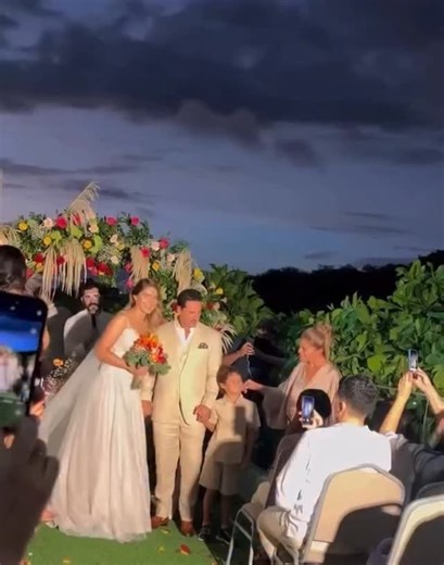 15 Minutos on Instagram: "💍✨ ¡Confirmado! @palaciopedro y María Alejandra Restrepo @mar77fitness ya son marido y mujer. La pareja celebró su boda frente al mar en una ceremonia íntima, elegante y llena de amor. ❤️🌊 Entre alegría y la compañía de sus seres queridos, los novios dijeron “sí” en un momento que quedará para siempre en sus memorias. 🥂🌸 ¡Felicidades a los recién casados! 😍🎉 #PedroPalacio #MaríaAlejandraRestrepo #Boda #Famosos #15Minutos"