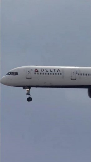 The Pencil Returns! Delta 757-300 on final at the World’s Busiest Airport!