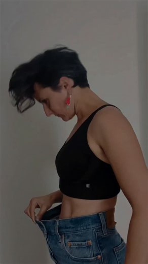 Perrine Braux on Instagram: "​On a normalisé la graisse abdominale. On a banalisé le "ventre de l'âge mûr", les "poignées d'amour", le petit bidou tout mignon... Pourtant, c'est le signe n°1 d'un dérèglement profond causé par notre alimentation moderne (coucou le fructose et les produits transformés...). Inflammation, résistance à l'insuline, foie chargé, trouble métabolique, ... La graisse abdominale n'est pas à prendre à la légère. Cet espace béant à la taille, ce n'est pas juste une taille de