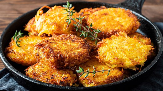 Crispy on the outside and soft inside, these golden potato pancakes are the perfect quick breakfast or snack. Made with simple ingredients like grated potatoes, onion, and eggs, they’re ready in minutes and taste incredible with sour cream or your favorite dip. A classic comfort dish you’ll want to make again and again! | Essen Recipes