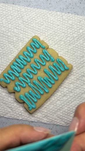 Let’s make a weathered beach sign 🏝️. Scraping on a thin layer of icing (this could actually have been even thinner 🤔) makes it easy to drag the wood board lines. And a little petal dust adds the weathered look. What will the sign SAY? Hmmmm… stay tuned! 😜 #cltcookies #cookiedecoratingvideo #royalicingvideo #royalicing #sugarcookiesofınstagram #sugarcookie #beachcookies #cookievideos #woodgraincookies | gg bakes