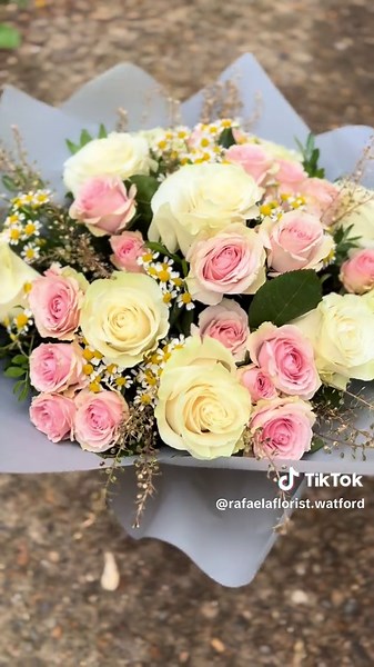 #fyp #foryoupage❤️❤️ #foryoupagе #love #gift #giftideas #florist #flowers #rafaelaflorist #celebratinglove #anniversary #tikto #flower #watford #flowerarrangement #freshflowers #fresh #floral #womensday #mothersday
