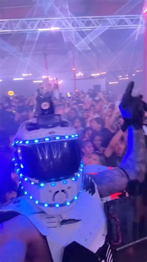 DANCING LED ROBOTS AND MORE! on Instagram: "From shadows to strobe lights 🤖✨ One robot. One warehouse. 1000 humans. Zero chill. BOOK NOW ➡️ LEDROBOTSUSA.COM 213-249-5988 SE HABLA ESPAÑOL! JUST $99 TO LOCK IN DATE!"
