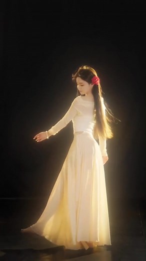 Elegant Dancing to Beautiful Music | Soft and Elegant Dance Moves