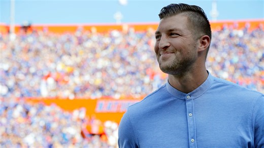 Tim Tebow prepares for Florida vs Miami with swim race against another famous Gators star