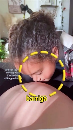 La niña reza por su madre y el bebé de su madre#shorts