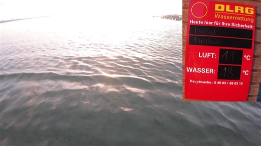 Dienstvorschrift muss eingehalten werden 😂 Ganzes Video auf YouTube – Link in meiner Bio 🔥 #soldat #schwimmen