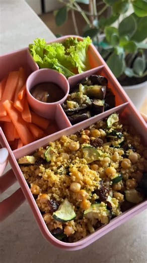 Lunch box dei sogni (ep. 2) ✨ Un’altra idea semplice e gustosa per un pranzo da portare al lavoro o in università 💖 Potete preparare tutto la sera prima e in grandi quantità, così da sfruttare alcuni ingredienti, come le verdure, per più pasti 🫶🏻 Per il cous cous: ✨ 1 zucchina ✨ 75g di ceci già cotti ✨ 90g di cous cous ✨ q.b. sale, paprika dolce, curcuma ✨ 20g di uvetta ✨ 1 manciata di pinoli ✨ q.b. olio evo Per le melanzane: 🍆 1 piccola melanzana 🍆 q.b. olio evo, sale, prezzemolo Altri ing