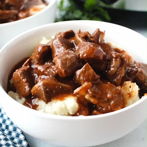 45K views · 47 reactions | Crockpot Beef Tips are a set and forget it kind of meal. So easy to pull together and yet so incredibly delicious. Dripping with delicious BBQ gravy, when you serve these over mashed potatoes or noodles, your entire family will literally be begging for more. Recipe: https://numstheword.com/bbq-sirloin-tips-mashed-potatoes/ | Num's the word | Facebook
