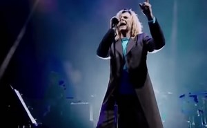 Watch David Bowie’s mind-blowing performance of ‘Heroes’ live at Glastonbury Festival 2000