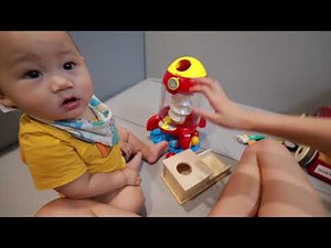 迷你Ｑ發展進度超前 手眼協調超好 自己投入玩具 傳承堂哥的玩具