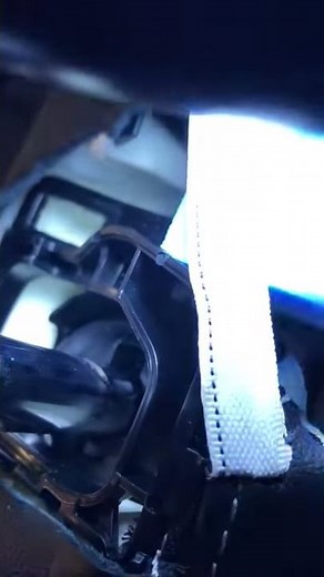 Audi Q7 2017 front headrest removal