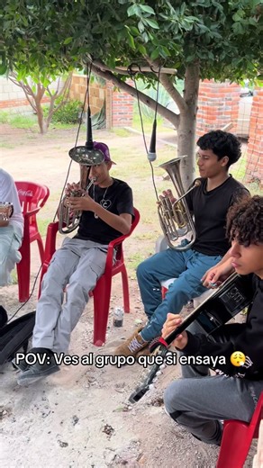 Colab con Los Camachines: Talentosos y Apasionados Ensayos de Música