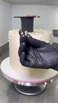 Making a Graduation cake 👩🏻‍🎓✨.