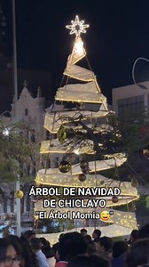 282K views · 2.4K reactions |  En #Chiclayo se desató una fuerte #polémica tras la inauguración de un #árbol #navideño cuya implementación habría costado 20 mil soles. Los vecinos, indignados y decepcionados, cuestionaron la calidad de la decoración y consideraron que el gasto es excesivo e injustificado. #arboldenavidad #arbolnavideño #christmas2025 #Christmas | Empleos - Trabajos y Anuncios TACNA | Facebook