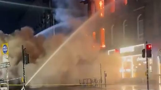Feuer bringt historisches Gebäude zu Fall