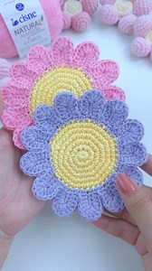 160K views · 5K reactions |  Que tal aprender a fazer um porta-copo de flor em crochê lindo e super fácil? O tutorial completo desta flor está disponível no canal da Linhas Corrente  O que achou? Vai fazer na sua casa? #linhascorrente #timecorrente #crochet #croche #artesanato #passoapassodecroche #diy #handmade #portacopo #flor #flordecroche #flowercrochet #amigurumi #correnteanaraquell #algodon6cabos | Linhas Corrente | Facebook