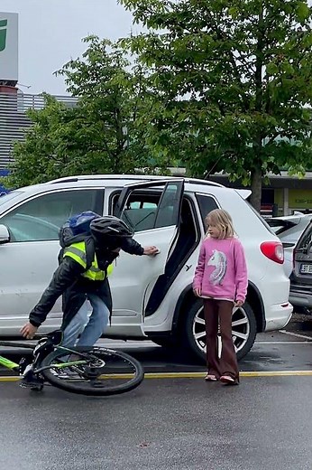 Girl Uses Hand Signal to Ask for Help in Parking Lot