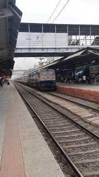 SBI WDP-4D with 20923 Gandhidham Humsafar & Vatva WAP-4 22705 with 22474 Bikaner SF Exp skips Vapi.
