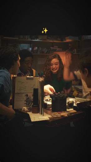 StrangerthingS~5 on Instagram: "The Definition of Childhood✨🥀 日本利用压电瓷砖将脚步转化为电能。这些瓷砖捕捉来自你脚步的动能。当你行走时，你的重量和动作会对瓷砖产生压力。瓷砖会轻微弯曲，从而产生机械应力。瓷砖内部的压电材料将这种应力转化为电能。每一步都会产生少量电荷，而数百万步结合在一起就能产生足够的电力来驱动 LED灯、数字显示屏和传感器。在像涩谷车站这样繁忙的地方，每天大约有240万个脚步为这一系统作出贡献。这些电能可以被储存或立即使用，从而减少对传统电力来源的依赖，并支持可持续的城市基础设施。这种方法将日常运动转化为实用的可再生能源#日本#知识#事实#你知道吗#推荐科技创新历史"