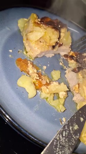 Υλικά: Πατάτες, Χοιρινό λουντζα, αλάτι, (μπαχαρικά της επιλογής σας), ελαιόλαδο, κρεμμύδι, ντομάτα, γιαούρτι, Κέτσαπ, Μαγιονέζα, τυρί, στραγγιστό γιαούρτι Βήματα: Κόβουμε σε φέτες τις πατάτες, κρεμμύδι, και ντομάτα. Σε ενα μπολ ανακατεύουμε το γιαούρτι, Μαγιονέζα και Κέτσαπ. Σε ενα Pyrex έβαλα Ελαιόλαδο τις πατάτες και άλειψα με Ελαιόλαδο,αλατι, ρίγανη. Μετά έβαλα τις κοτολέττες και τις άλειψα. Έβαλα ξανα πατάτες και κοτολεττας. Από πανω έβαλα τις ντομάτες, κρεμμύδι, γιαουρτι που έκανα και τυρί 