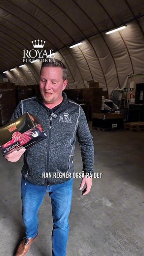 73K views · 203 reactions | Hvis vi nu fyldte hele lageret i Vandel kun med 9 karat batteriet fra Gold-serien… ... så ville der altså være plads til 2,6 millioner stk 勞 Og ifølge vores kollega Jan, der har regnet på det - så ville det faktisk kunne række hele vejen fra Skagen til København… hen over Fyn og det hele  Dét er altså meget guld på en strækning ✨ | Royal Fireworks | Facebook