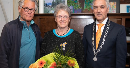 Nieky (73) zit net aan de koffie en wil daarna gaan poetsen, maar daar steekt het dorp een stokje voor
