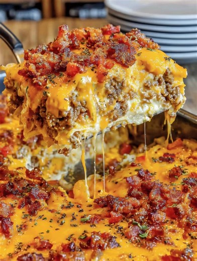 🥓🍔 Bacon Cheeseburger Sheet Lasagna 🍔🥓 All your favorite cheeseburger flavors layered into golden, bubbly lasagna perfection! INGREDIENTS: 1 lb lean ground beef 1 yellow onion, diced ...... Full Recipe in Coʍmеոτ 💬 | The Saucy Plate