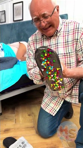 Fête surprise de papy : Éclat de rires ! 🎉👴