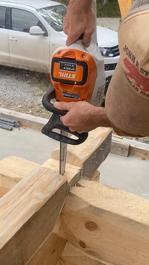 Felix Lundin on Instagram: "Log house building course this week, @northlogsystem show how to make a knot real fast with the battery powered chainsaw from @stihlse @gransforsbruk #loghouse #logcabin #cabin #chainsaw #carpentery #timberframe #logbuildingcourses #timmerhus #timmerman"