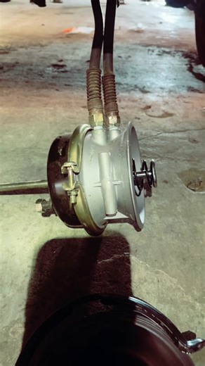 Rotating a brake chamber had to cut the spring side loose. Caged up!#bigtruckproblems #trucker #mechanic #freightliner #peterbilt #kenworth #pretrip #pretripinspection #brakechamber #brakechamberbroken #truckproblems #truckerlife #airbrakes #easybakeoven #frieghtlinertruck