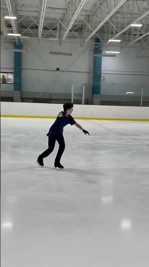 Really nice double toe loop!! Do u like double toe loop? What’s your favourite jump? #figureskating